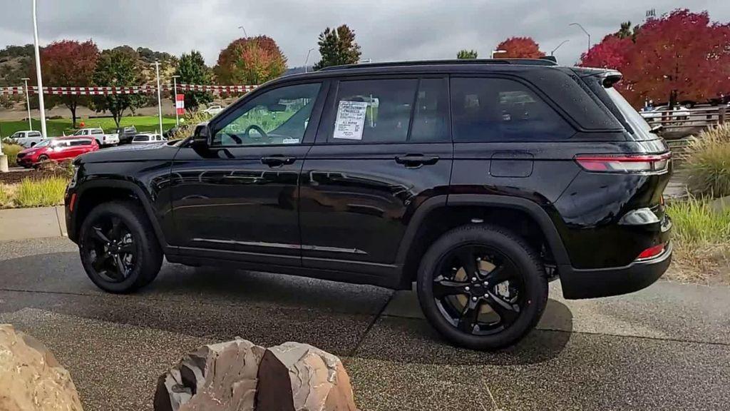 new 2025 Jeep Grand Cherokee car, priced at $39,999