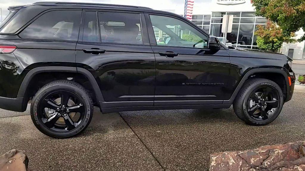 new 2025 Jeep Grand Cherokee car, priced at $39,999