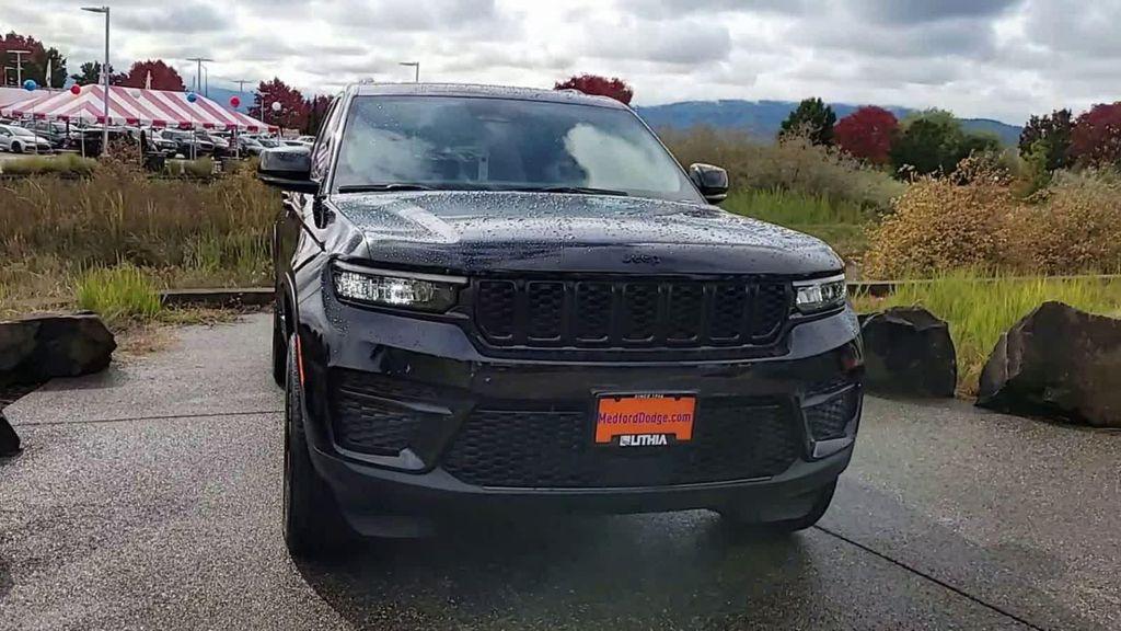 new 2025 Jeep Grand Cherokee car, priced at $39,999