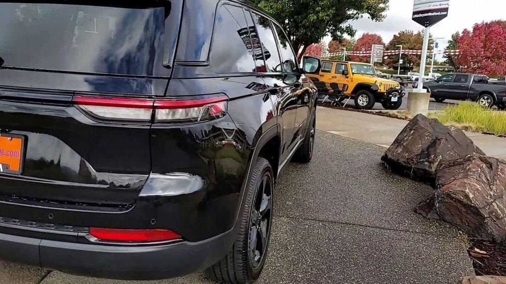 new 2025 Jeep Grand Cherokee car, priced at $39,999
