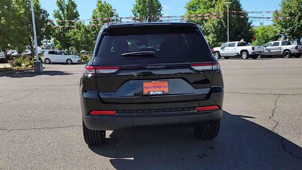 new 2025 Jeep Grand Cherokee car, priced at $39,999