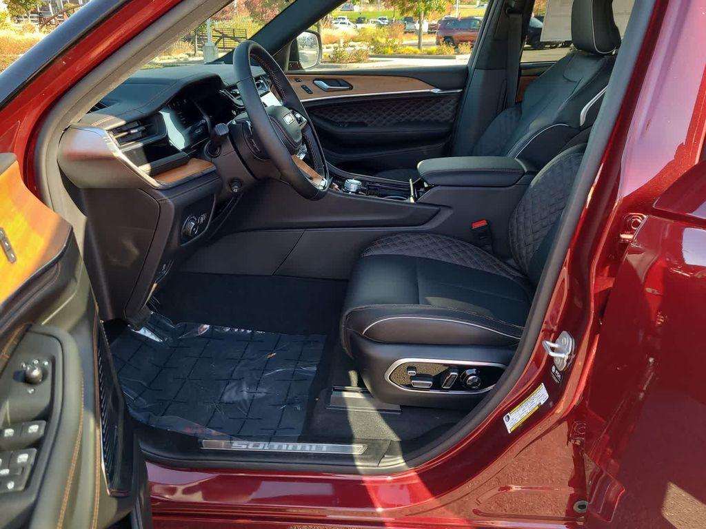 new 2025 Jeep Grand Cherokee car, priced at $61,999