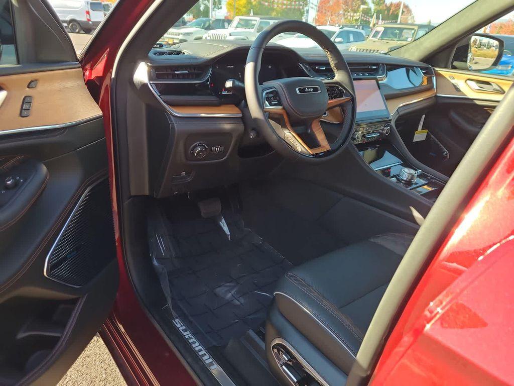 new 2025 Jeep Grand Cherokee car, priced at $61,999