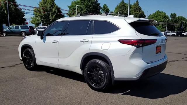 used 2022 Toyota Highlander car, priced at $41,998