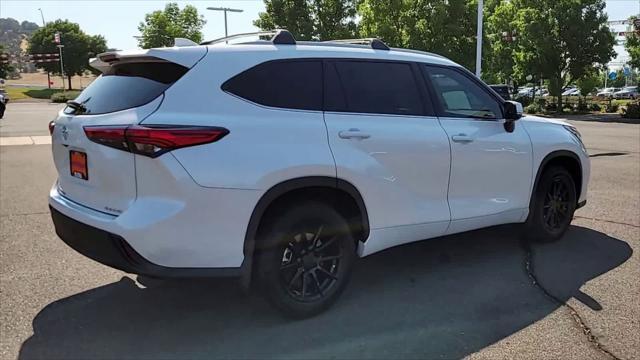 used 2022 Toyota Highlander car, priced at $41,998