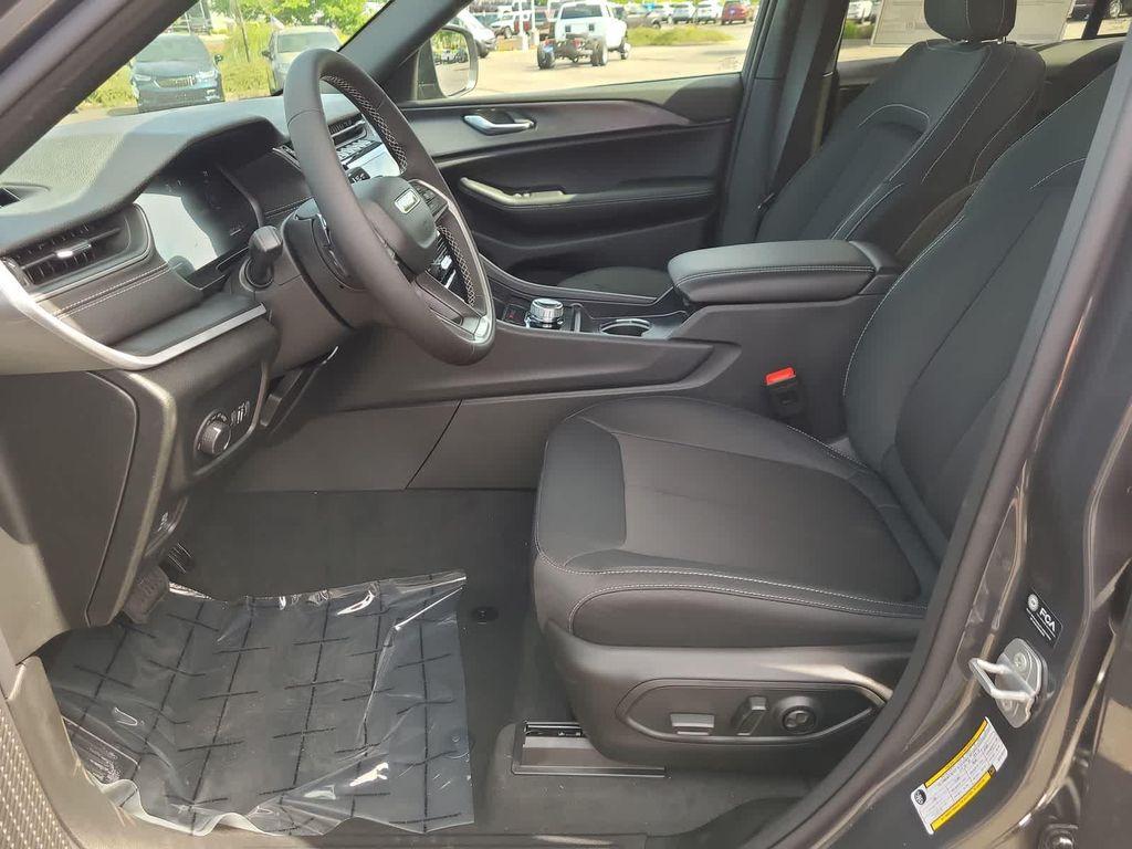 new 2025 Jeep Grand Cherokee car, priced at $35,999
