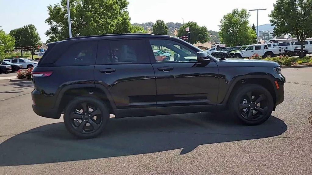 new 2025 Jeep Grand Cherokee car, priced at $40,999