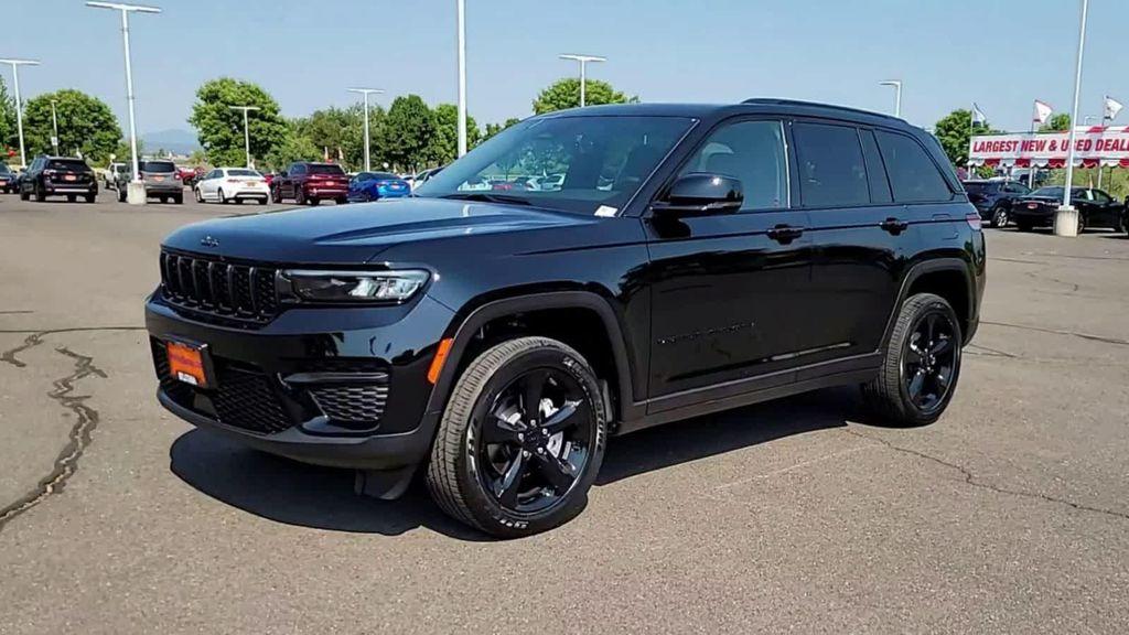 new 2025 Jeep Grand Cherokee car, priced at $40,999