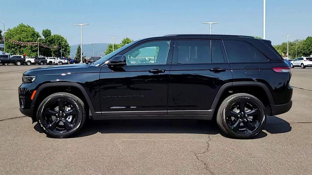 new 2025 Jeep Grand Cherokee car, priced at $40,999