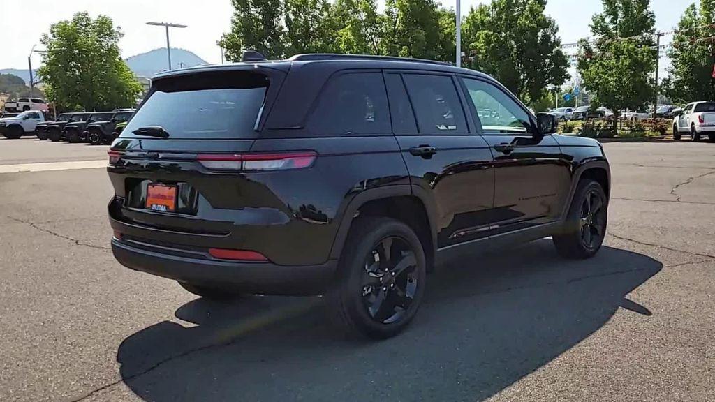 new 2025 Jeep Grand Cherokee car, priced at $40,999