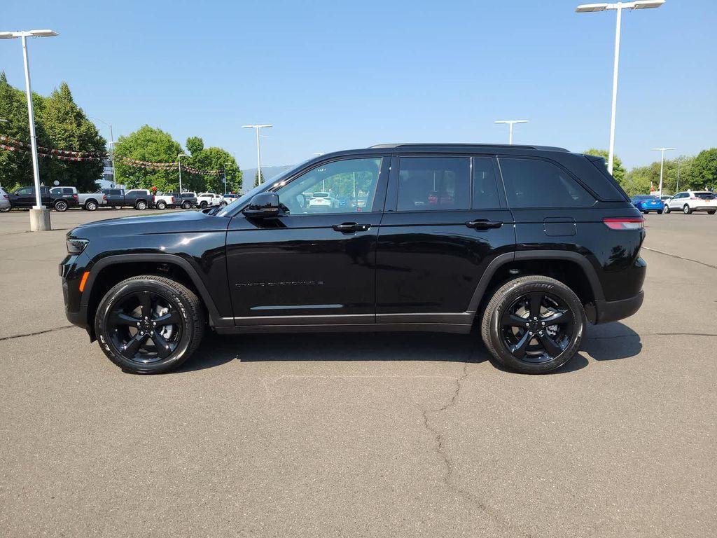 new 2025 Jeep Grand Cherokee car, priced at $40,999