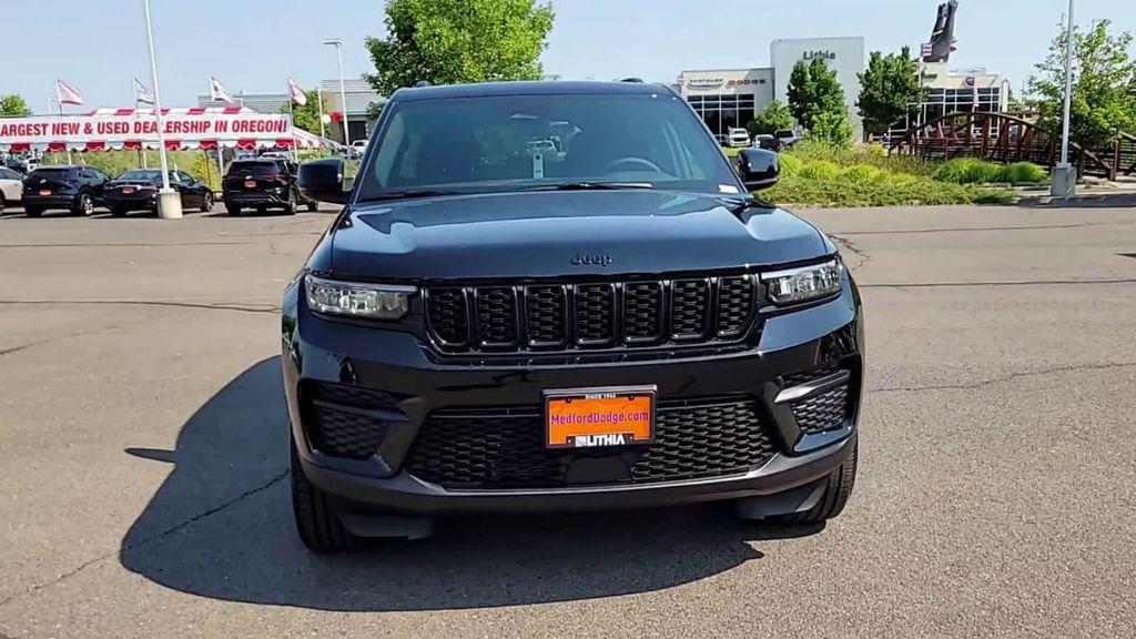 new 2025 Jeep Grand Cherokee car, priced at $40,999