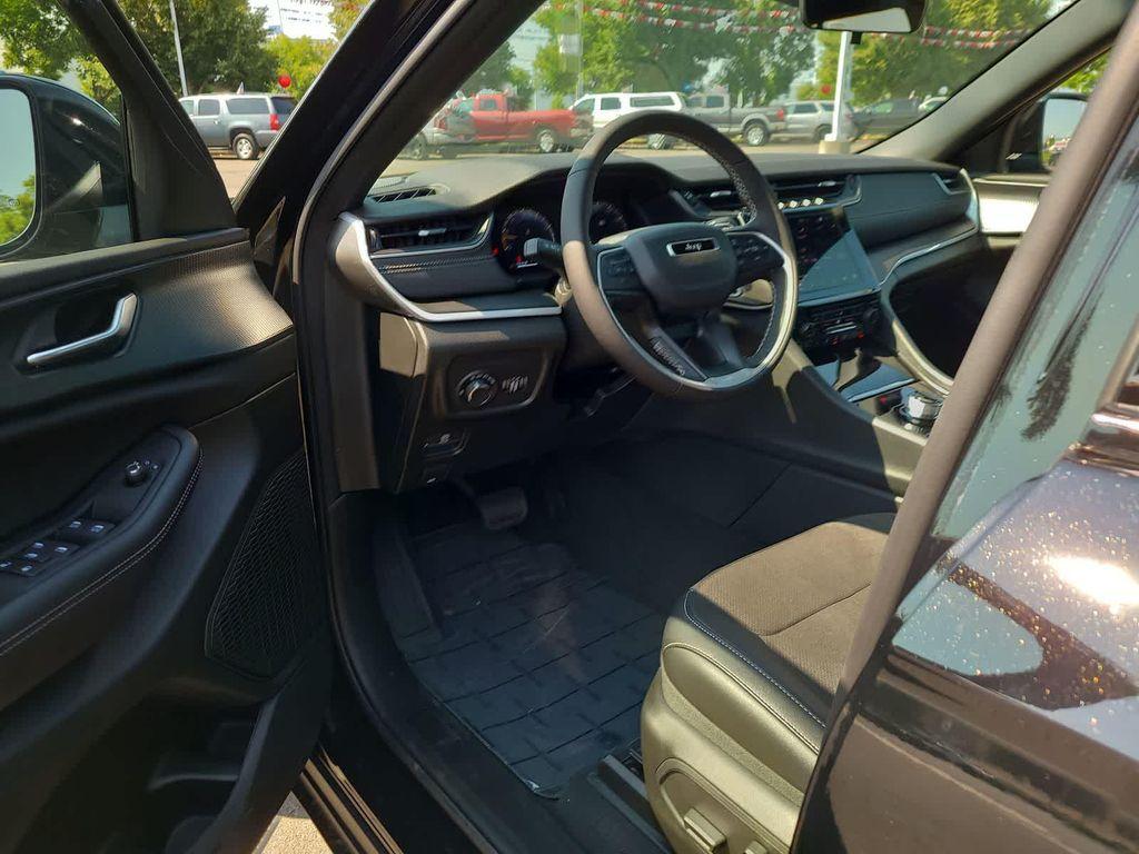 new 2025 Jeep Grand Cherokee car, priced at $40,999