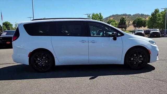 new 2024 Chrysler Pacifica car, priced at $37,999