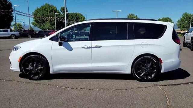 new 2024 Chrysler Pacifica car, priced at $37,999