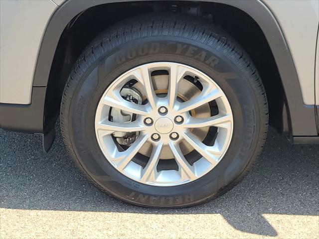 used 2019 Jeep Cherokee car, priced at $15,998