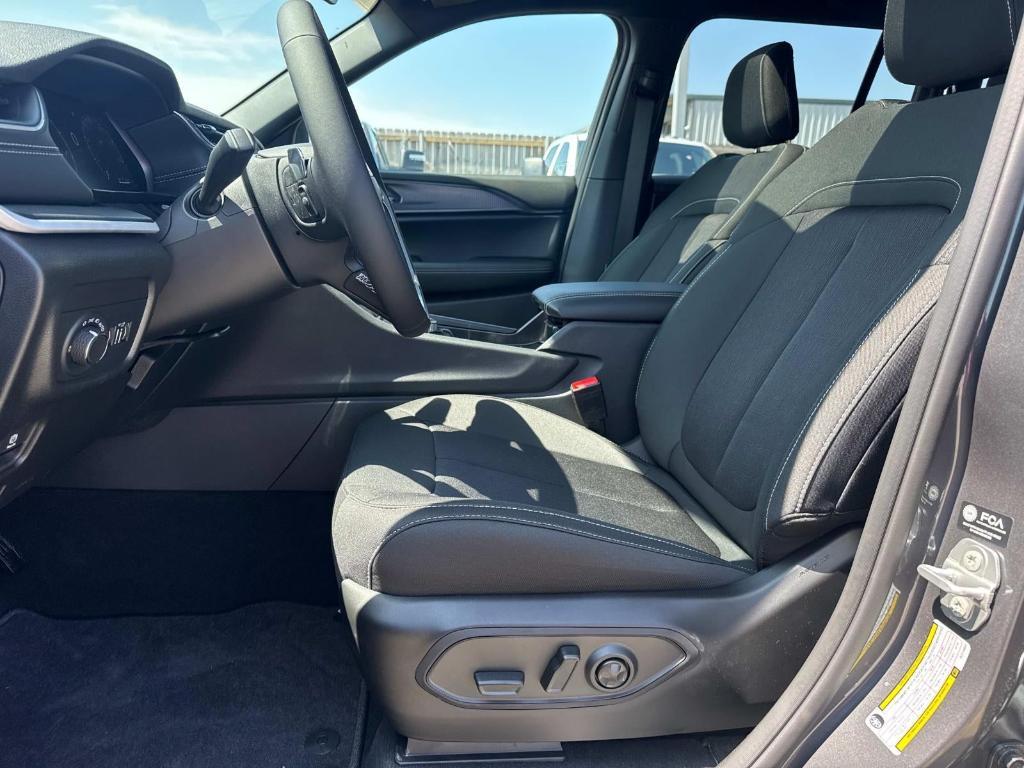 new 2025 Jeep Grand Cherokee car, priced at $39,370
