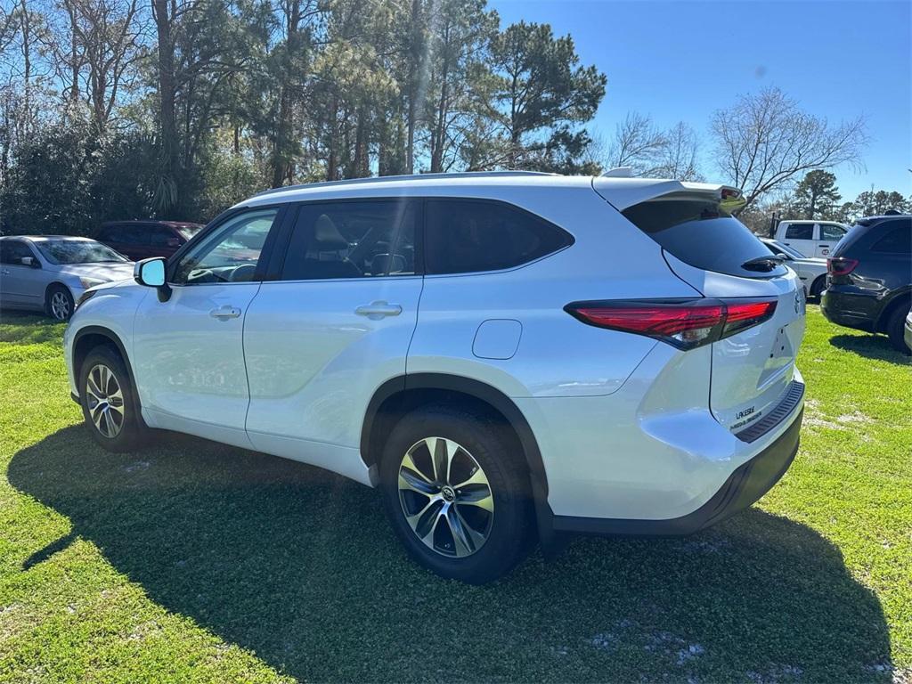 used 2022 Toyota Highlander car, priced at $38,165