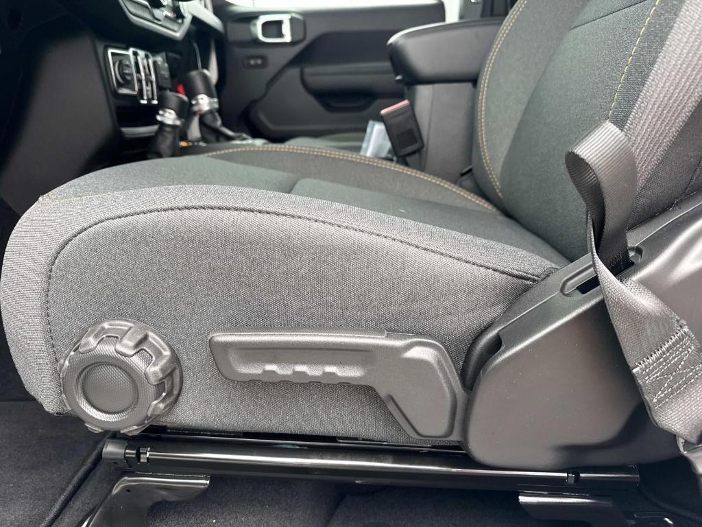 new 2025 Jeep Gladiator car, priced at $40,780