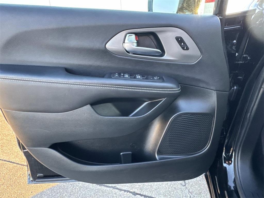 used 2025 Chrysler Pacifica car, priced at $32,979