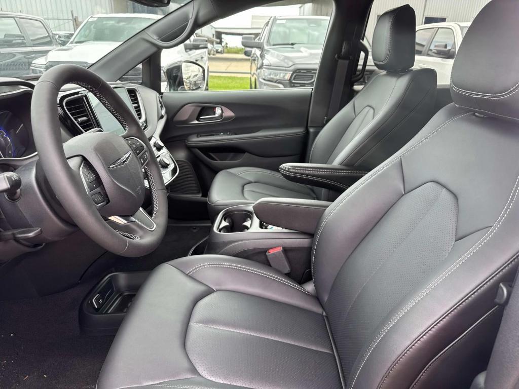 new 2025 Chrysler Voyager car