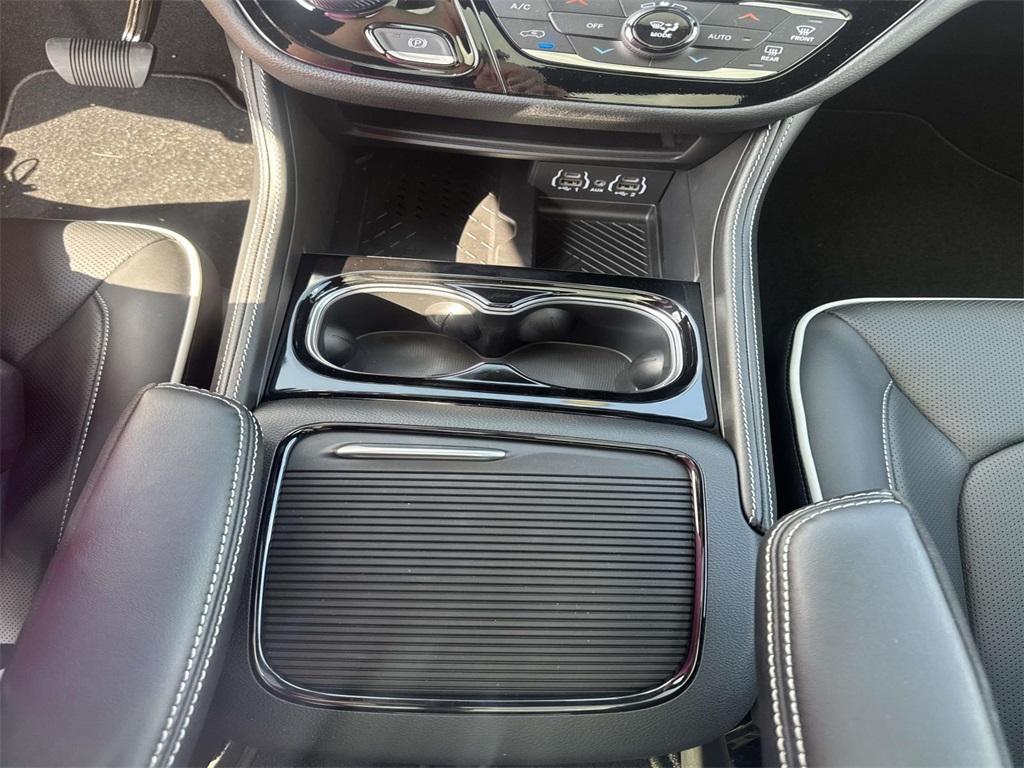 new 2025 Chrysler Pacifica car