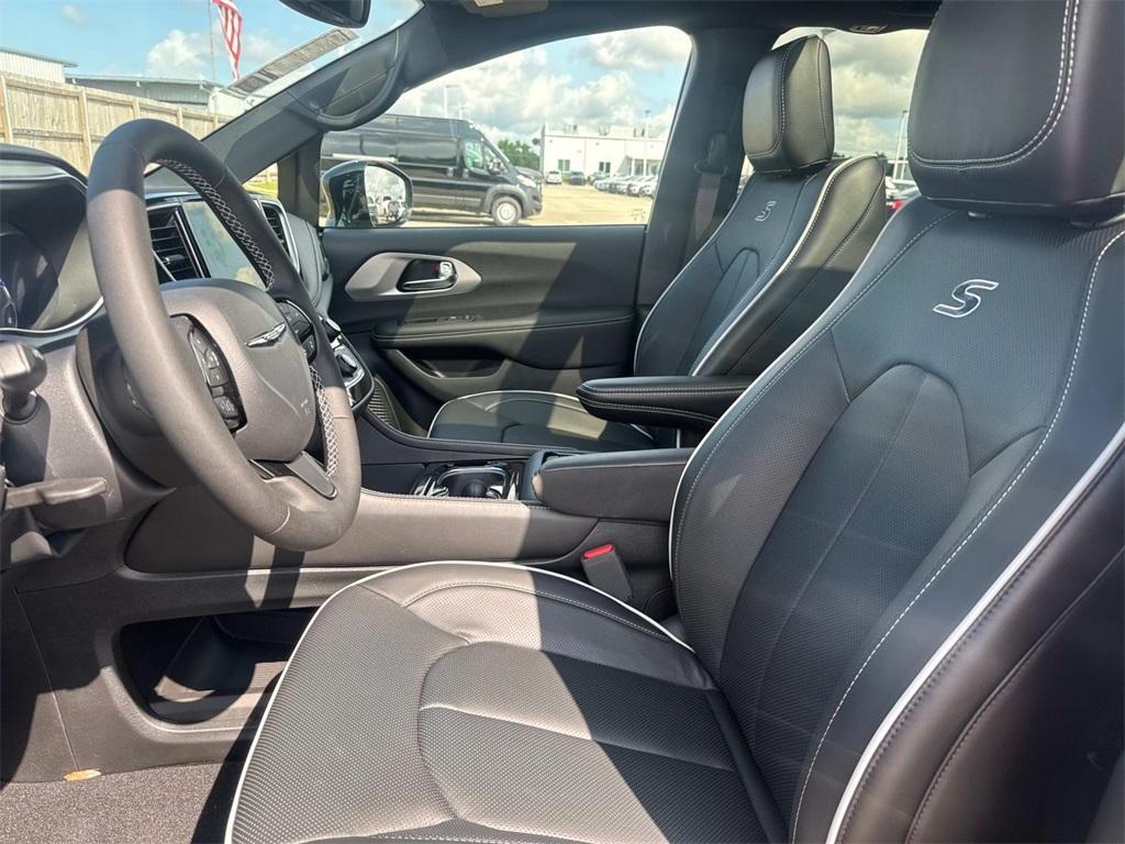 new 2025 Chrysler Pacifica car
