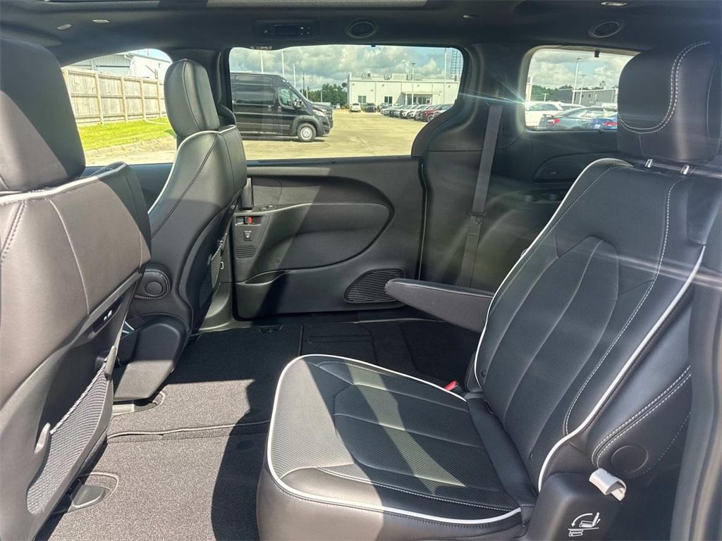 new 2025 Chrysler Pacifica car