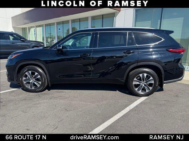 used 2020 Toyota Highlander car, priced at $28,399