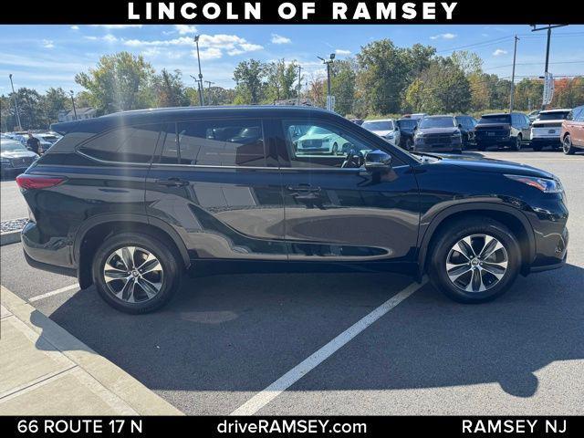 used 2020 Toyota Highlander car, priced at $28,399
