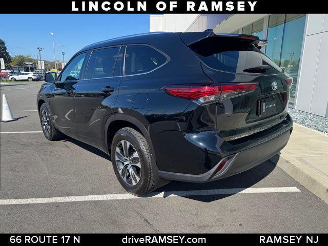 used 2020 Toyota Highlander car, priced at $28,399