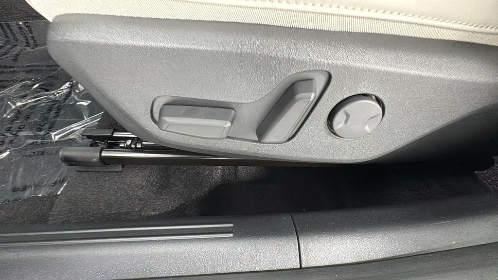 new 2025 Kia Niro car, priced at $29,178