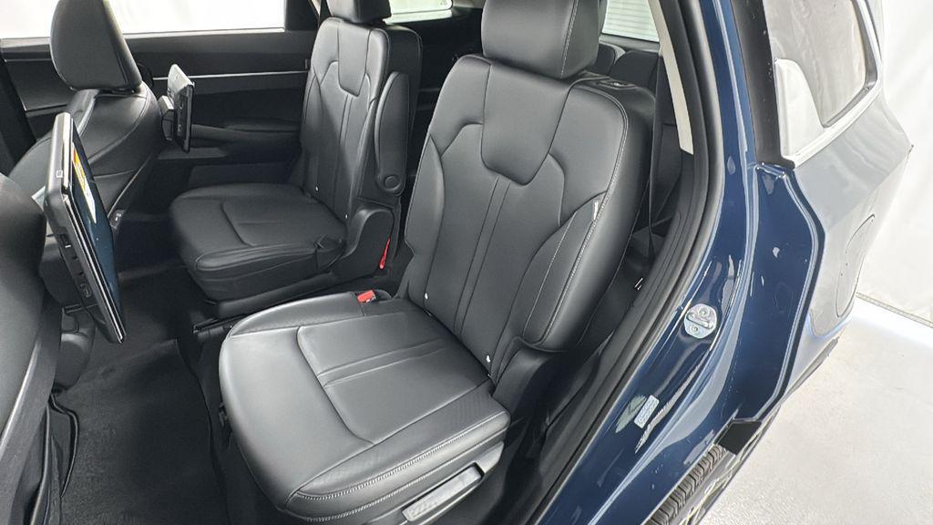 new 2025 Kia Sorento car, priced at $35,278
