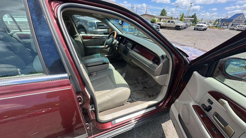 used 2004 Lincoln Town Car car, priced at $4,995