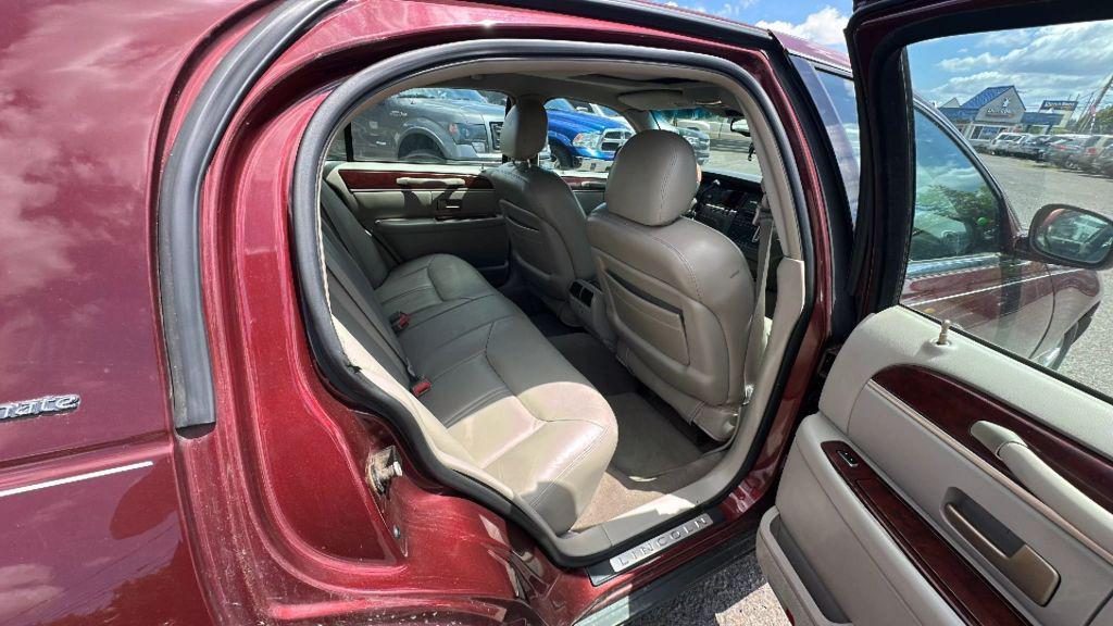 used 2004 Lincoln Town Car car, priced at $4,995