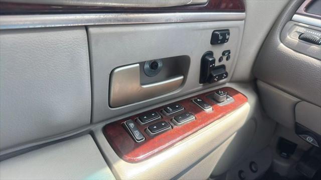 used 2004 Lincoln Town Car car, priced at $4,995