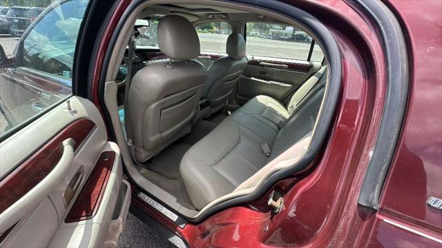 used 2004 Lincoln Town Car car, priced at $4,995