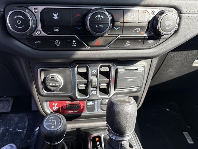 new 2025 Jeep Gladiator car, priced at $48,276