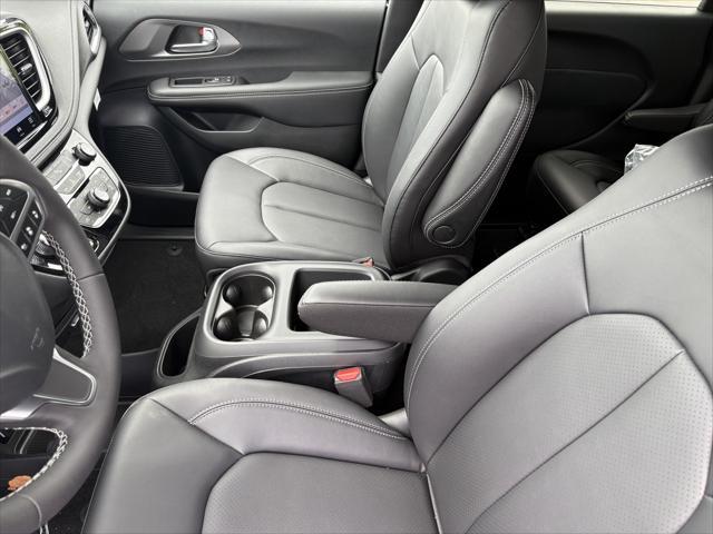 new 2025 Chrysler Pacifica Hybrid car, priced at $48,096