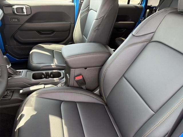 new 2025 Jeep Gladiator car, priced at $43,316