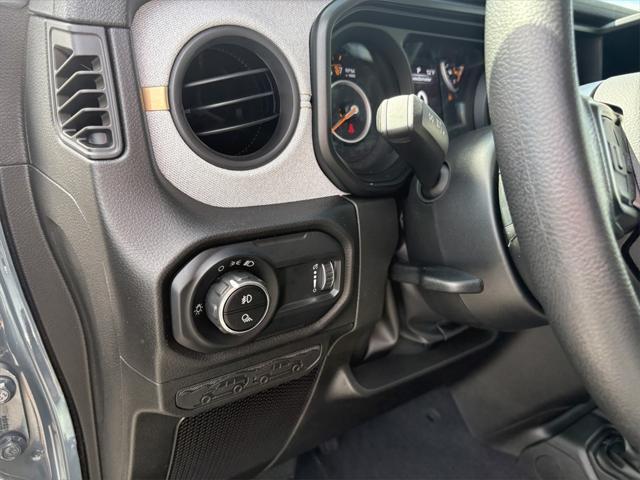 new 2025 Jeep Gladiator car, priced at $43,180