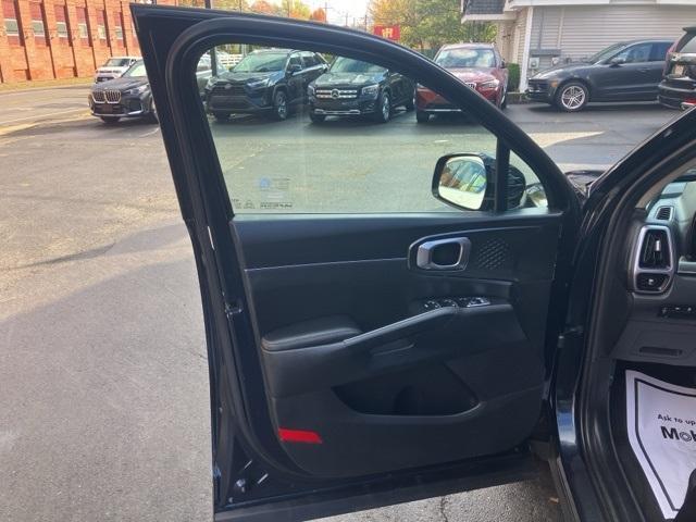 used 2022 Kia Sorento Hybrid car, priced at $26,109