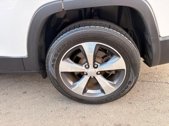 used 2019 Jeep Cherokee car, priced at $13,362