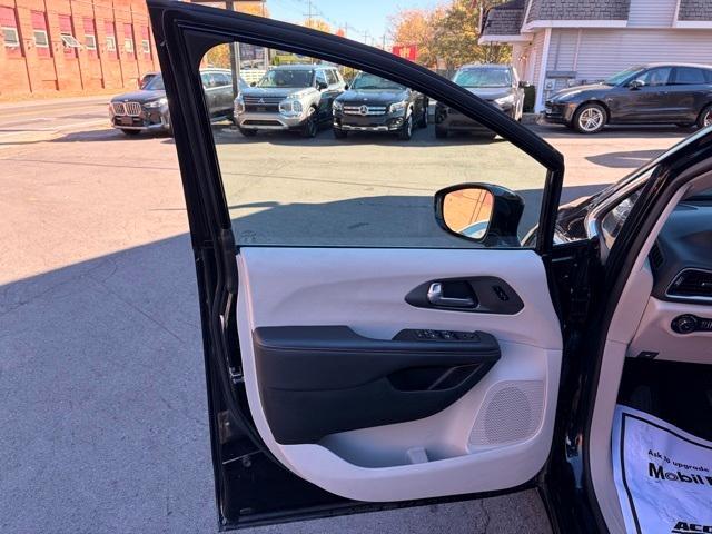 used 2024 Chrysler Pacifica car, priced at $27,699