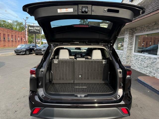 used 2021 Toyota Highlander car, priced at $30,898