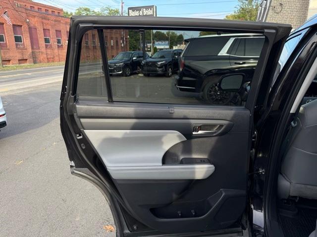 used 2021 Toyota Highlander car, priced at $30,898