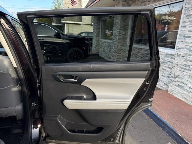 used 2021 Toyota Highlander car, priced at $30,898