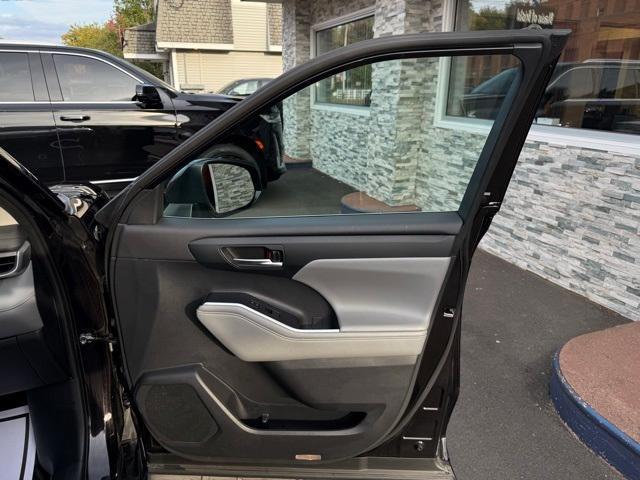 used 2021 Toyota Highlander car, priced at $30,898