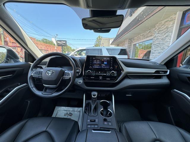 used 2022 Toyota Highlander car, priced at $34,719