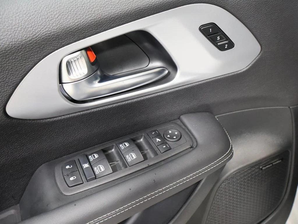 new 2025 Chrysler Pacifica car, priced at $51,304